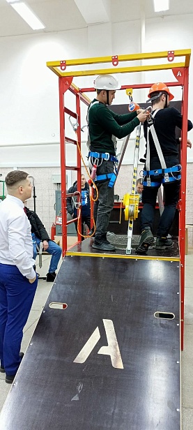 г. Новый Уренгой, ЧПОУ "Газпром техникум" используют "Альпинист 2.0" для отработки навыков на высоте. г. Новый Уренгой, ЧПОУ "Газпром техникум" используют "Альпинист 2.0" для отработки навыков на высоте.