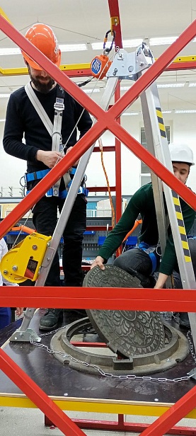 г. Новый Уренгой, ЧПОУ "Газпром техникум" используют "Альпинист 2.0" для отработки навыков на высоте. г. Новый Уренгой, ЧПОУ "Газпром техникум" используют "Альпинист 2.0" для отработки навыков на высоте.