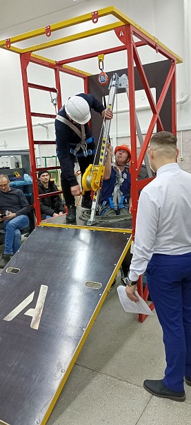 г. Новый Уренгой, ЧПОУ "Газпром техникум" используют "Альпинист 2.0" для отработки навыков на высоте. г. Новый Уренгой, ЧПОУ "Газпром техникум" используют "Альпинист 2.0" для отработки навыков на высоте.