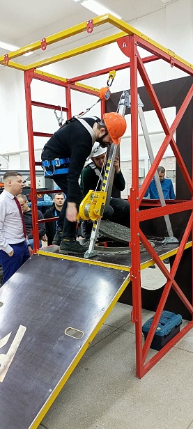 г. Новый Уренгой, ЧПОУ "Газпром техникум" используют "Альпинист 2.0" для отработки навыков на высоте. г. Новый Уренгой, ЧПОУ "Газпром техникум" используют "Альпинист 2.0" для отработки навыков на высоте.