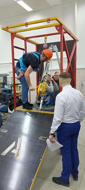 г. Новый Уренгой, ЧПОУ "Газпром техникум" используют "Альпинист 2.0" для отработки навыков на высоте. г. Новый Уренгой, ЧПОУ "Газпром техникум" используют "Альпинист 2.0" для отработки навыков на высоте.