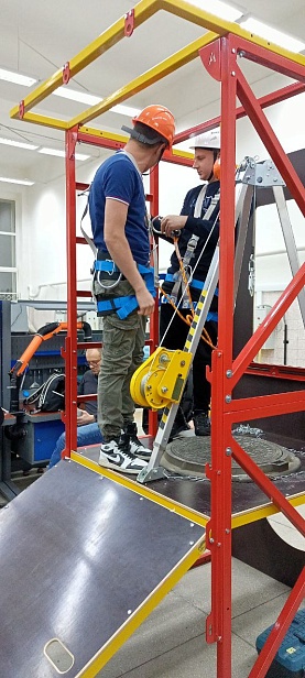 г. Новый Уренгой, ЧПОУ "Газпром техникум" используют "Альпинист 2.0" для отработки навыков на высоте. г. Новый Уренгой, ЧПОУ "Газпром техникум" используют "Альпинист 2.0" для отработки навыков на высоте.