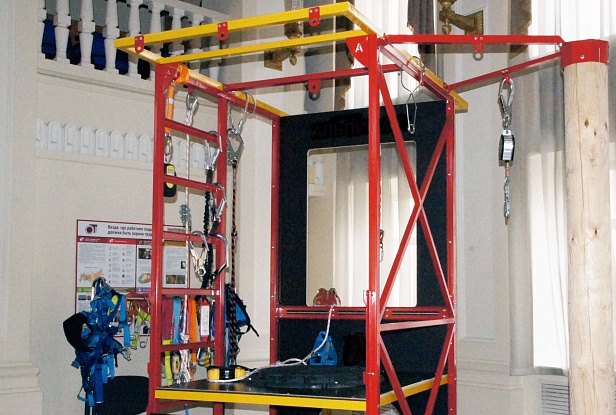 г. Екатеринбург. НИИ ОХРАНЫ ТРУДА  при практическом обучении обучении работам на высоте и в  замкнутом пространстве используют учебный комплекс "АЛЬПИНИСТ"  г. Екатеринбург. НИИ ОХРАНЫ ТРУДА  при практическом обучении обучении работам на высоте и в  замкнутом пространстве используют учебный комплекс "АЛЬПИНИСТ"