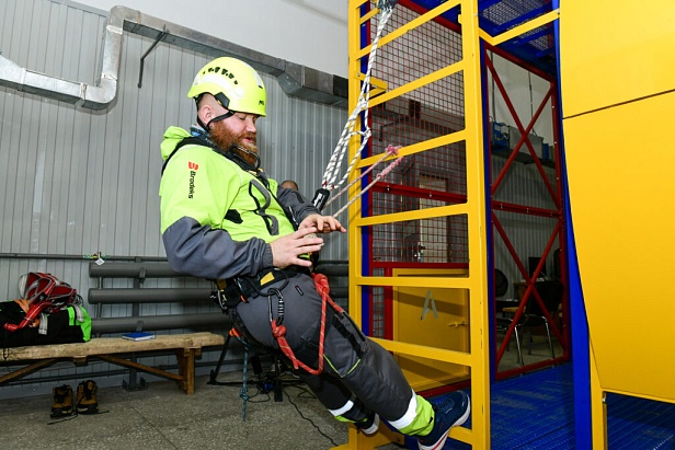 г. Надым.В «Газпром добыча Надым» отработали навыки газоопасных работ на высоте г. Надым.В «Газпром добыча Надым» отработали навыки газоопасных работ на высоте